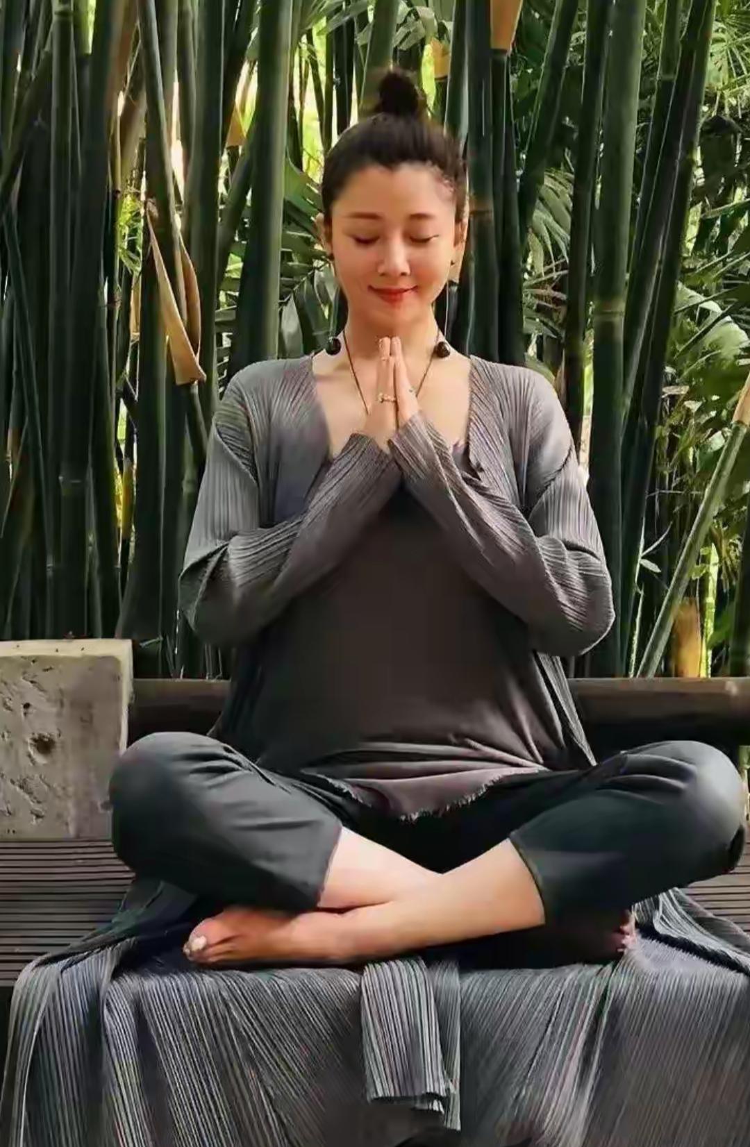 这位姐姐在打坐放松。仔细看看👀谁还记得这位明星[玫瑰]是她吗？养心打坐