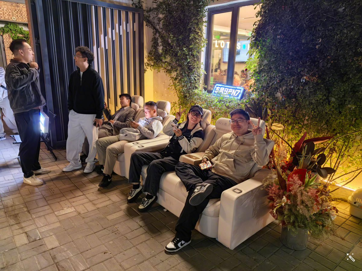 科技产品经常讲“场景拓展”。今天算是见到一个非常实体的版本。日产大沙发原本的应用