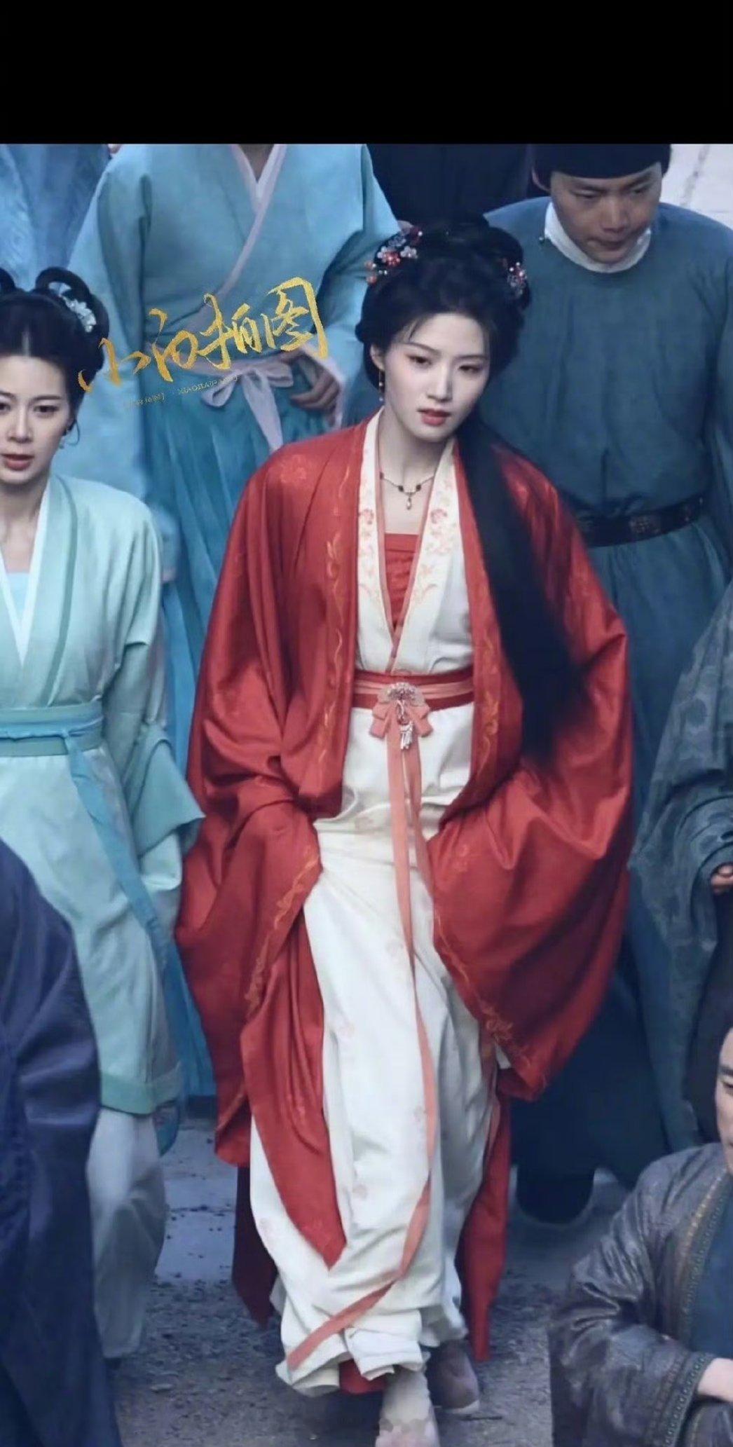 卢昱晓主演的《何不同舟渡》最新路透图，红衣古装妆造，让卢昱晓增添了一分优雅稳重的