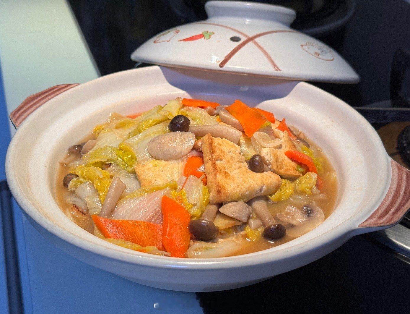 晚饭：娃娃菜口蘑炖豆腐、腊肉炒萝卜干、烤鸡翅[害羞]#不可辜负的美食# ​​​