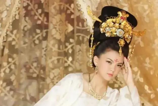 一夜，太平公宠幸了四名男子。第二天早上，丫鬟们去整理房间时才发现这四名男子早已经