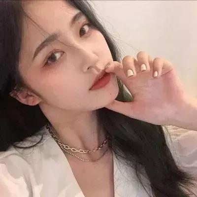 精致妆容 气质优雅 项链搭配 时尚穿搭女轻奢项链 显气质项链 气质穿搭饰品 轻奢