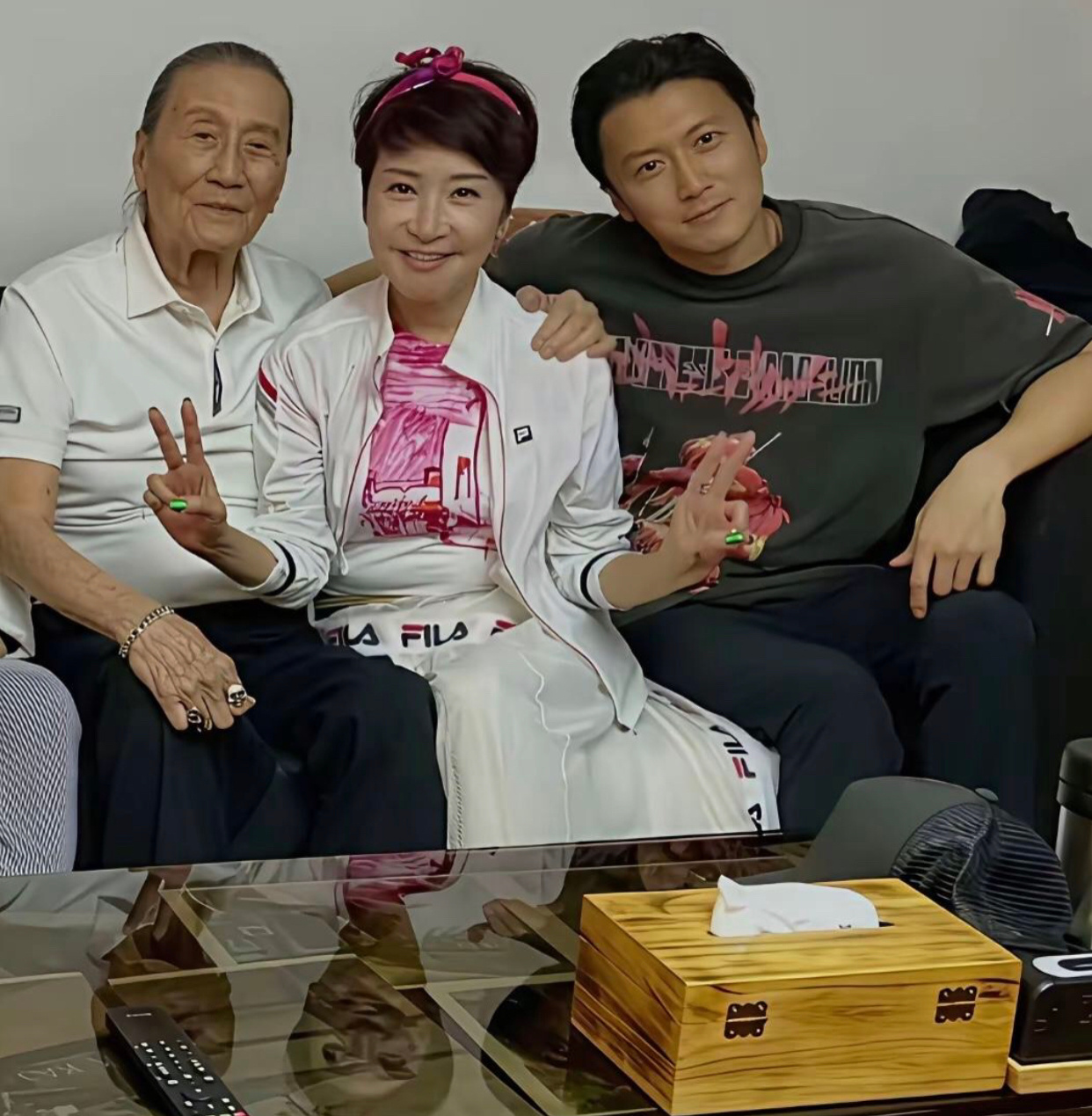 这是谢贤去年与前妻还有儿子的合照，那时候的他们感情还挺好的吧 