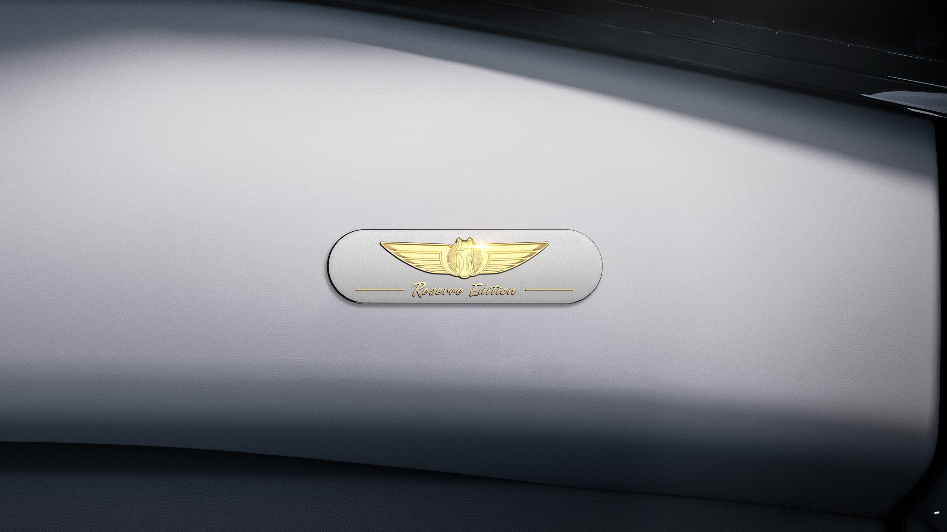 没想到吉利银河V900在外观上也给到了不少情绪价值，24K曜金天马车标和999纯