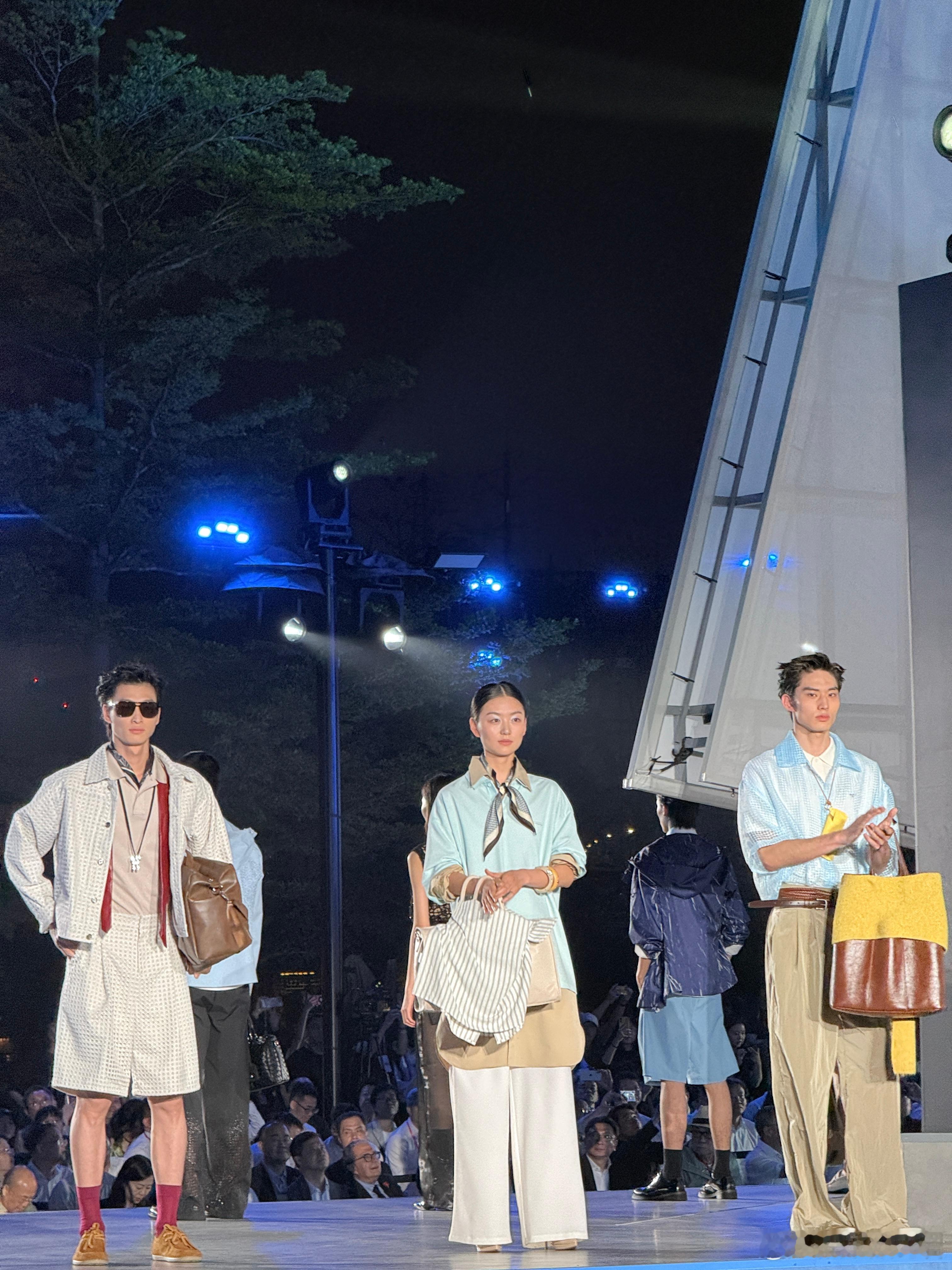 百年梧林被福船点亮 梧林古村被福船点亮的那一刻，东方美学的天花板被掀开了。非遗不