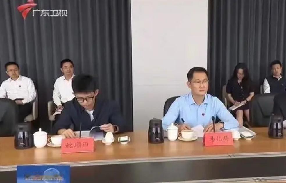 55岁的马化腾，28岁的姚顺雨，坐一块儿了。

这个同框一出来，太像一种隐喻了。