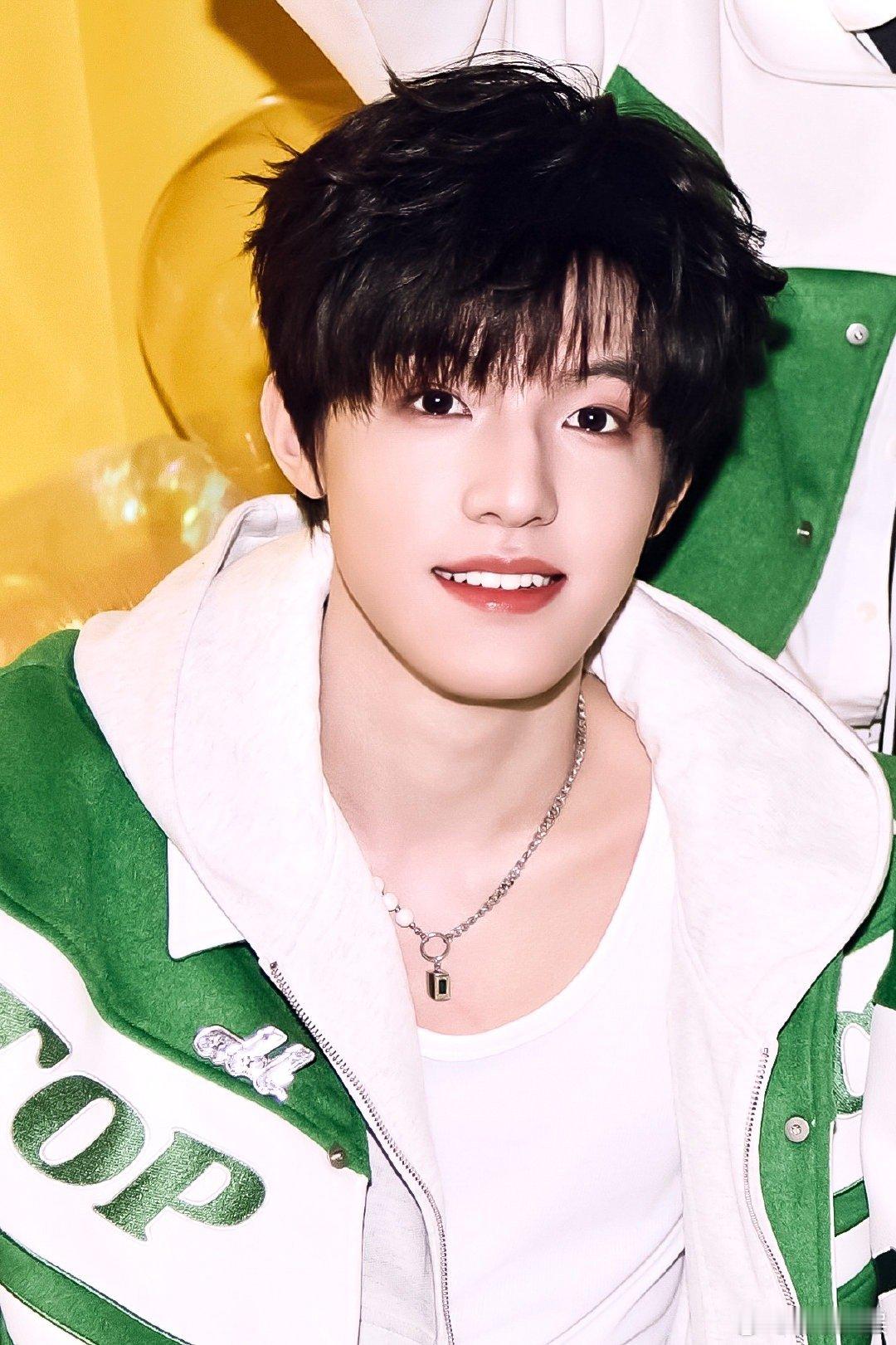 张泽禹明媚感  张泽禹跨年造型  天呐噜！张泽禹带着超赞的跨年造型来啦，时尚与个