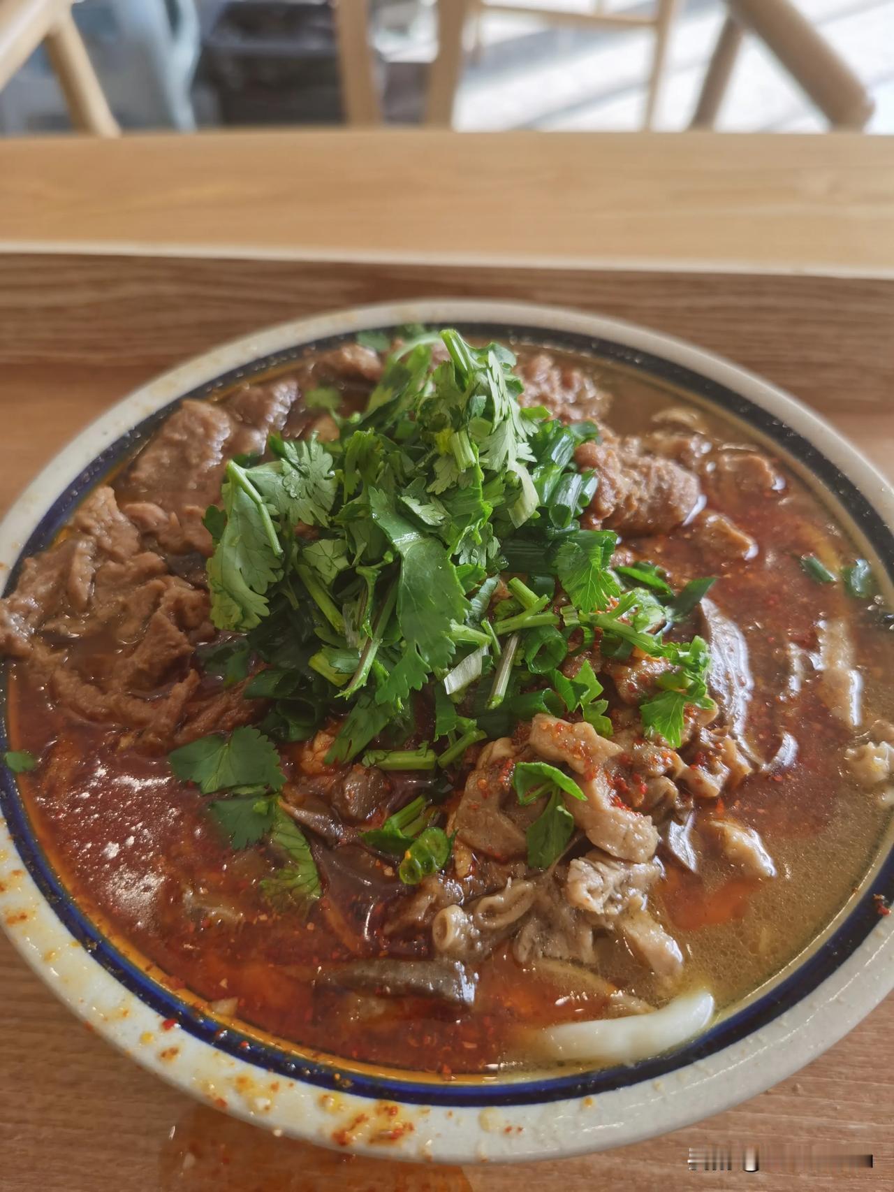 今日餐桌美食分享济南北坦牛杂面馆，吃个金牌牛杂面，一半牛杂+一半牛肉，麻辣口味，