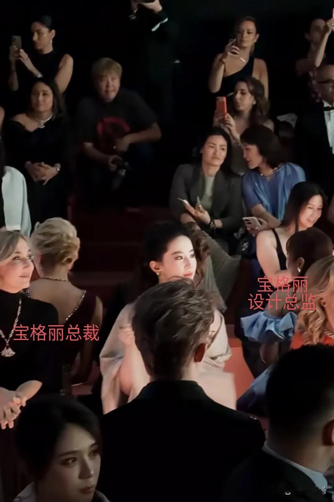 作为宝格丽全球形象代言人，刘亦菲在宝格丽时装晚宴的排面，真的好足啊！她的右手边是