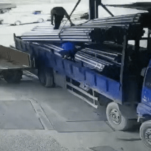 违章操作！太没安全意识，生命只有一次啊！可惜没有了下次！