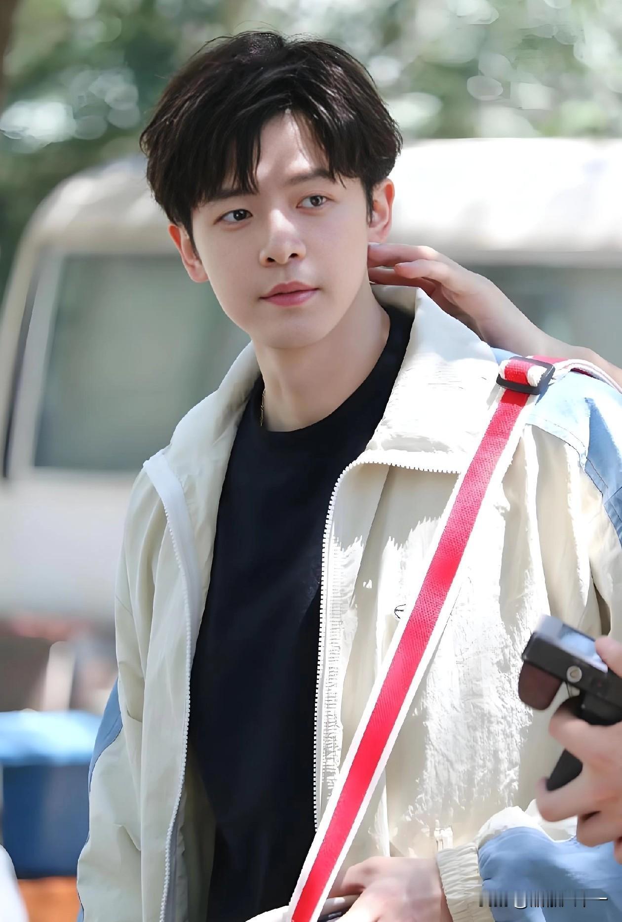 电视剧《四喜》口碑下滑，

肉眼可见的白瞎了那些好演员了，

开局看着还有爆款潜