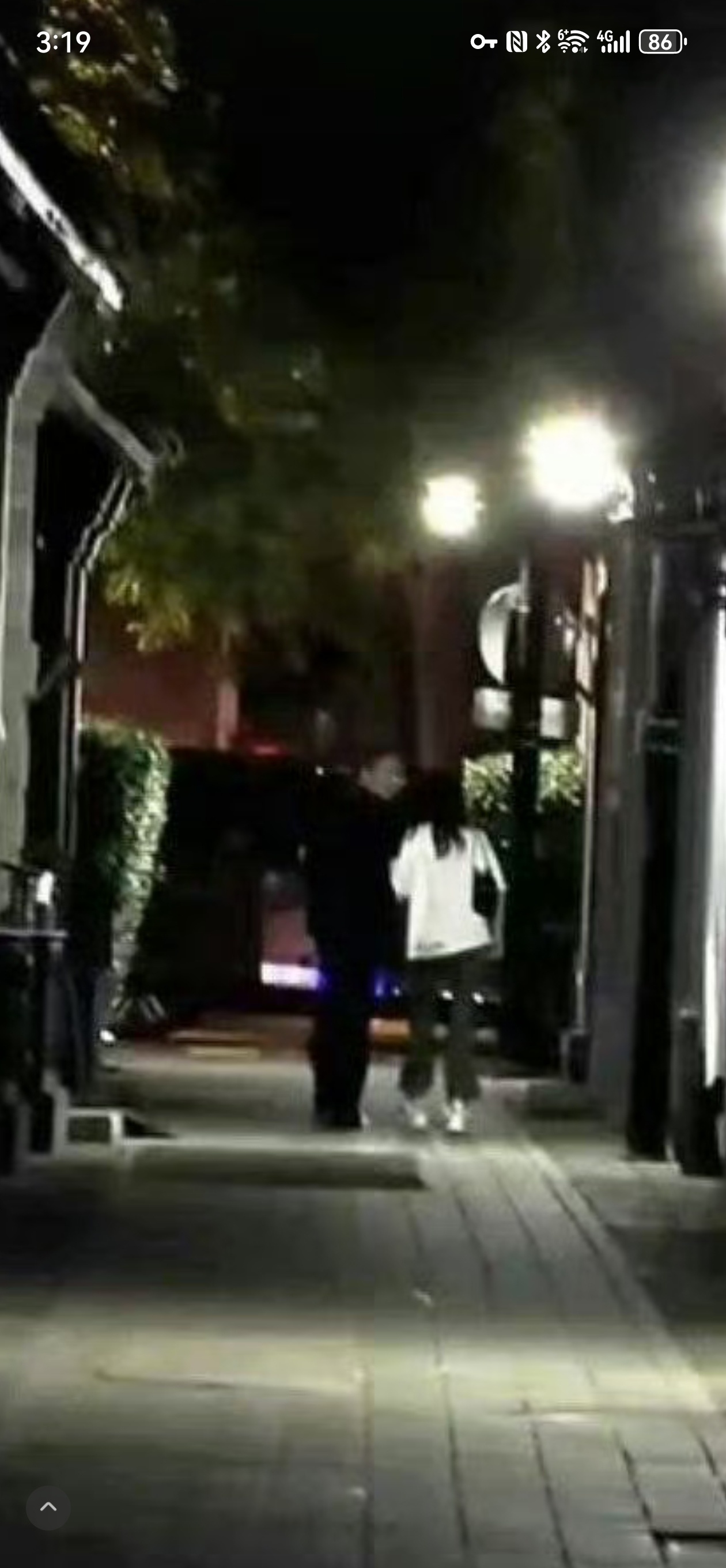 江苏文投 白鹿这个照片中黑衣服的人根本看不清是谁啊…是男是女都不知道，另外白衣服