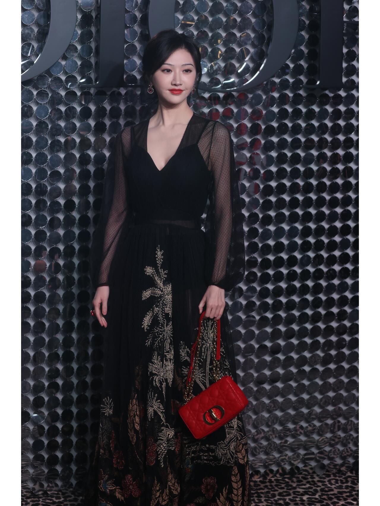 景甜黑色薄纱深V礼服惊艳亮相，充满女人味 