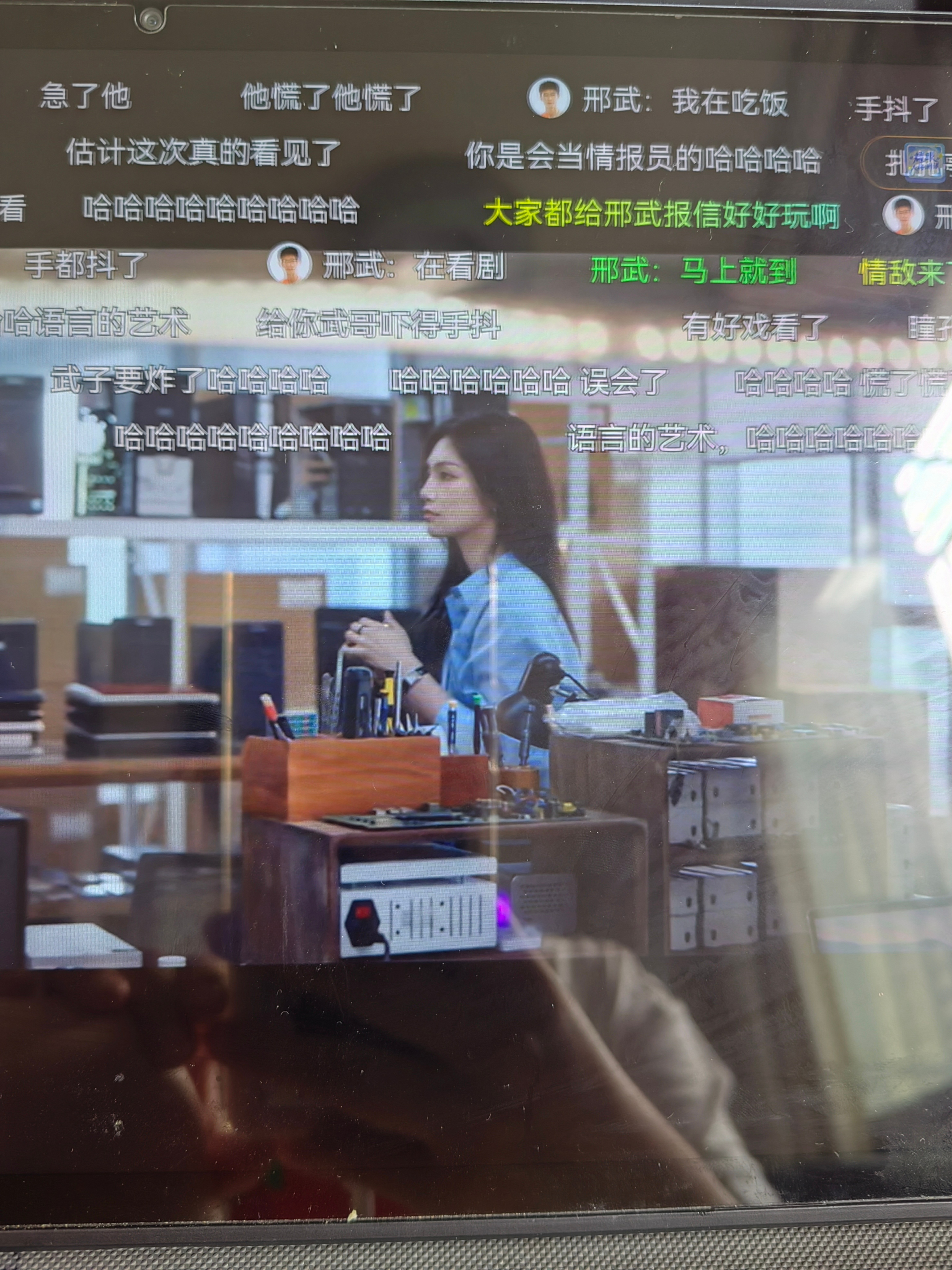 曾可妮耀眼终于看到舒寒出现了