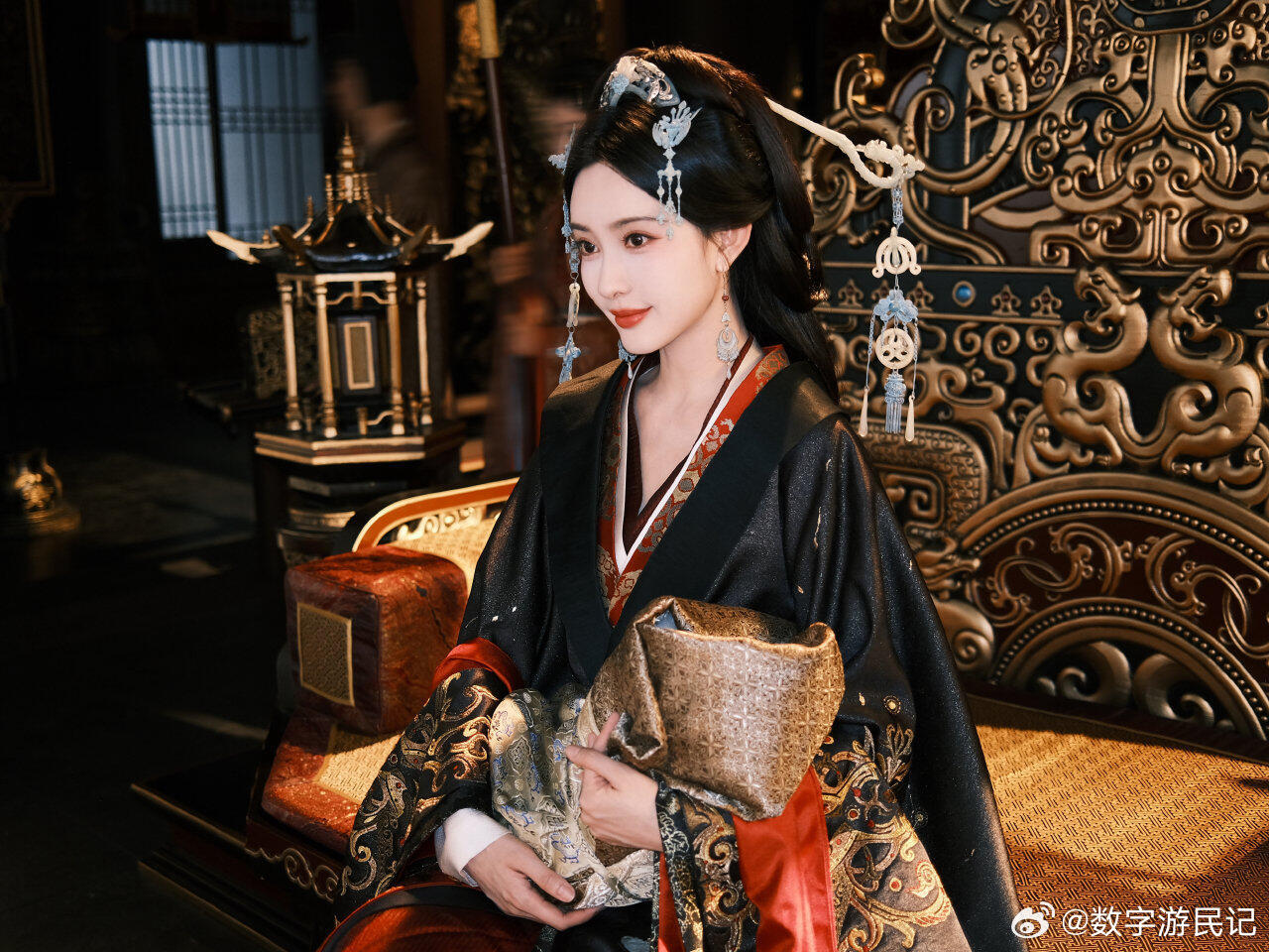 这种反差感，不得不说孟姐这颜值和表现力是真稳，不管在哪都能美出圈。看来这“女帝”