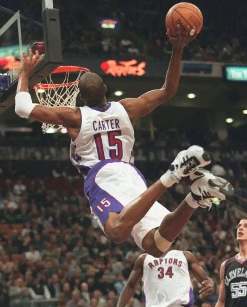 从两个不同角度拍摄的标志性NBA时刻。 