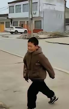 真的被暖到了！村口玩耍的9岁小男孩，突然朝着开过去的军车敬了个礼，谁能想到，军车