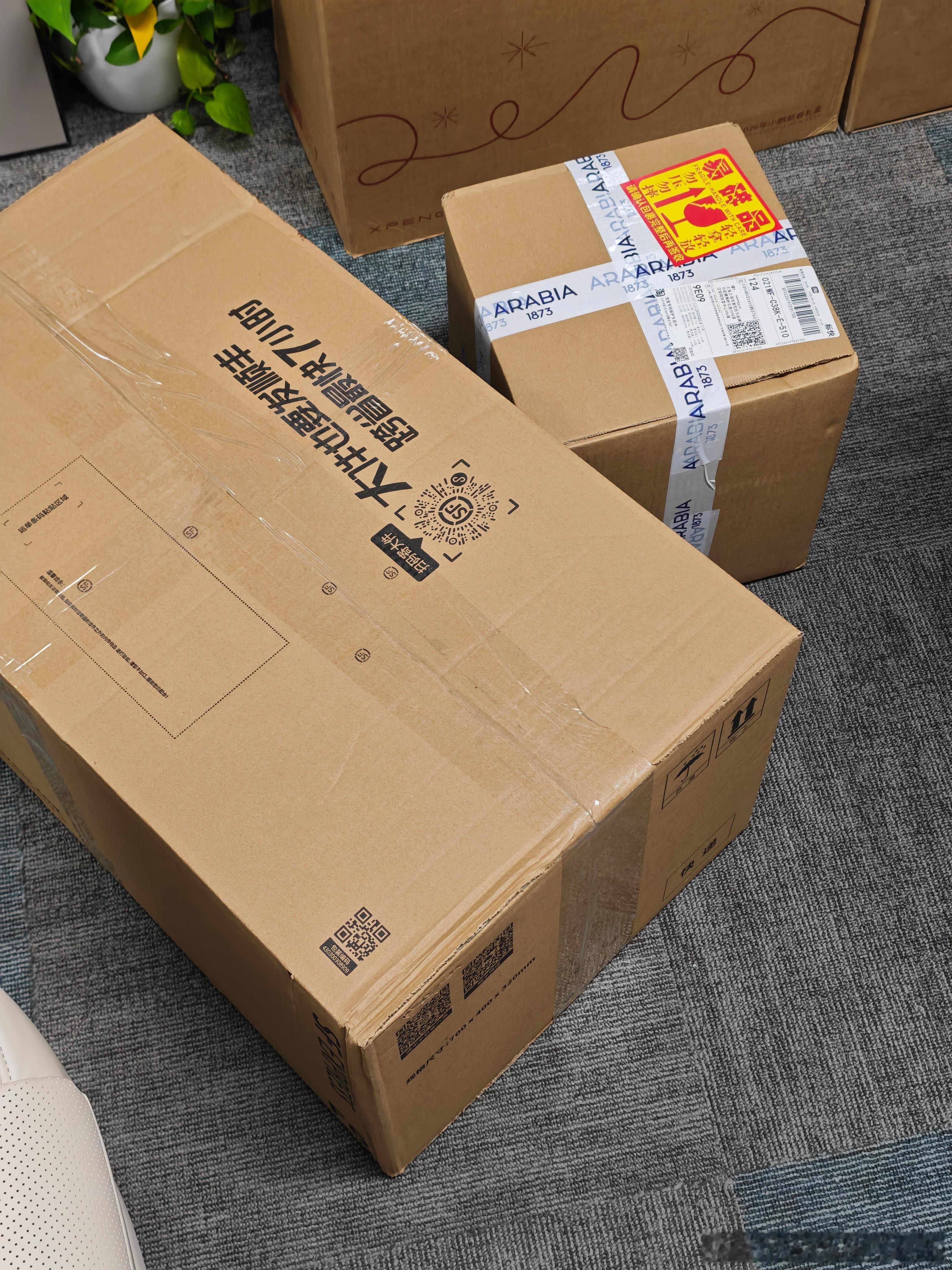 今年的第一波生日礼物已收到，谢谢品牌爸爸们和我的闺蜜们，感动