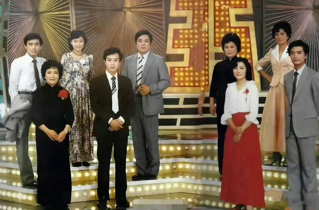 1983年，北京。第一届春晚现场，你还能认出几位呢？