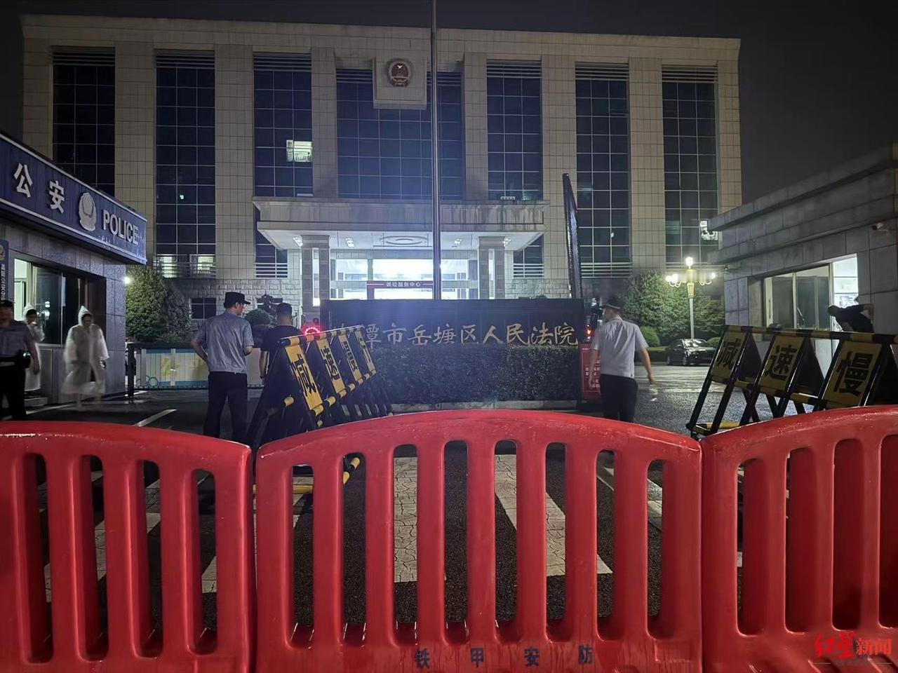为了北京购房资格，兄弟俩互撕到法庭上！
一个被撤学历，一个可能被查仕途？
冒名顶