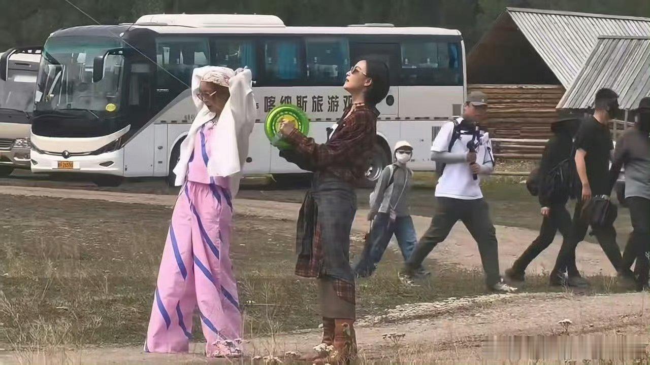 倪妮高叶旷野结伴放风筝，尽情享受追风时刻，随性自在，解锁《向野的我们》治愈名场面