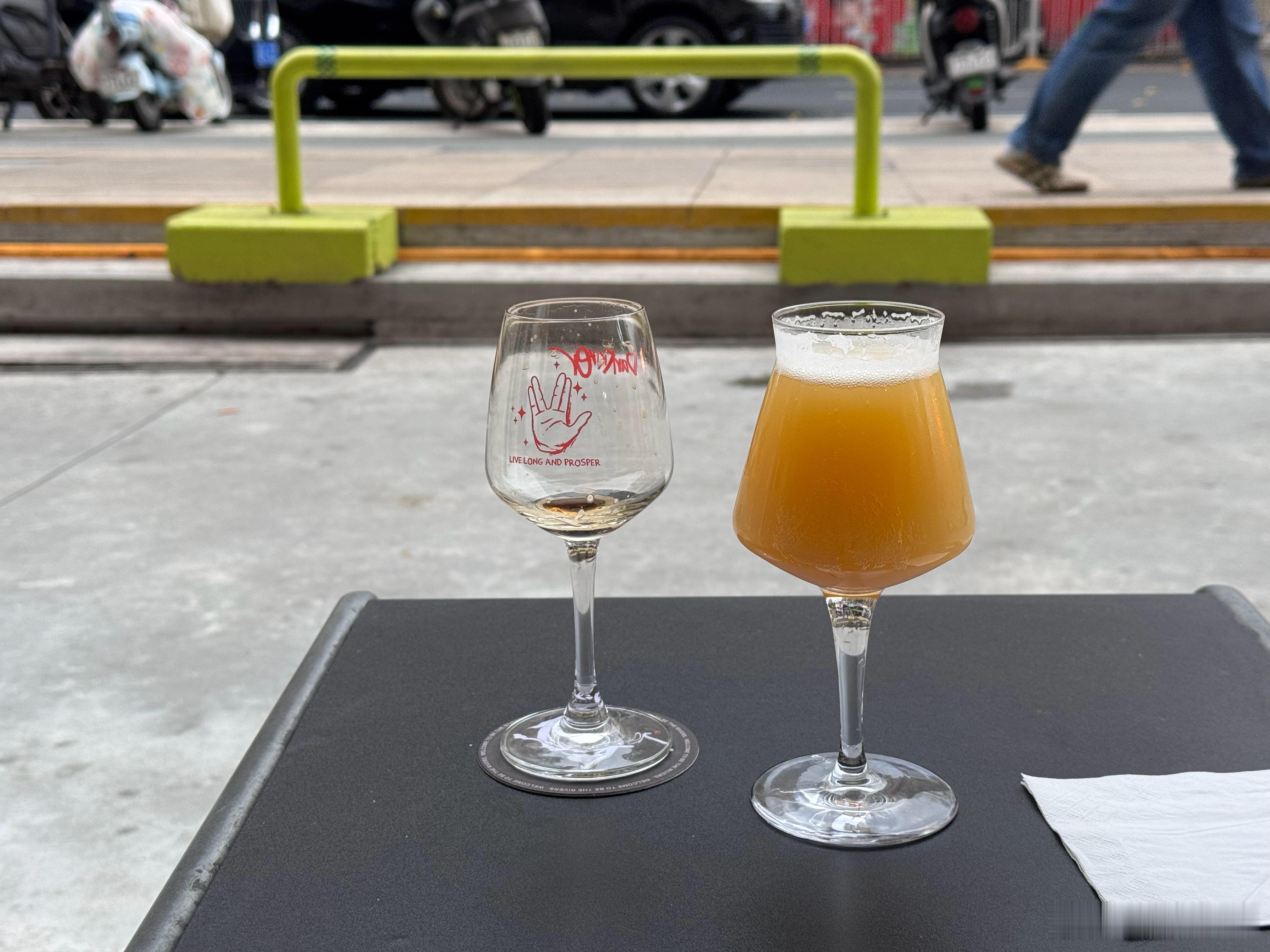 忙一周了，周末喝一点，我还是喜欢喝下午酒，这样也不影响第二天的行程 