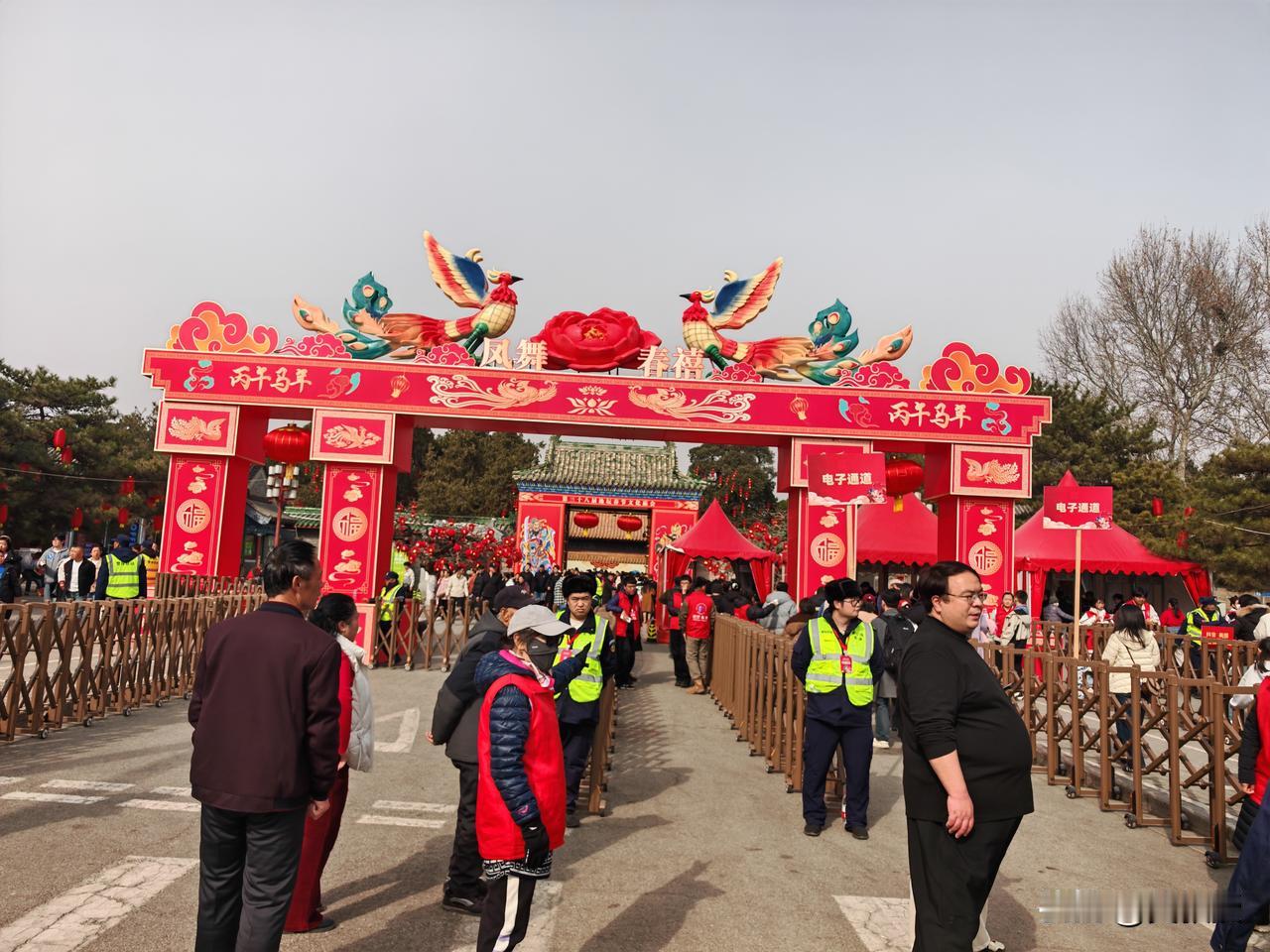 地坛庙会，收30块钱门票
基本上是脱裤子放屁
人流量，比以前差距大了很多
买吃的