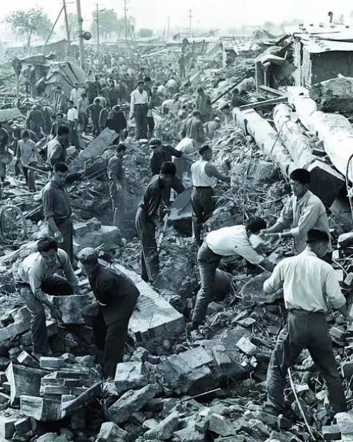 1976年，唐山大地震中，一座看守所被震塌，200多名囚犯从狱中跑了出来，可他们