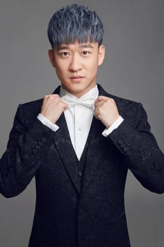 相声演员，曹云金，回民，不吃猪肉，喜欢听金文声老爷子的评书，有一次见到王玥波，神
