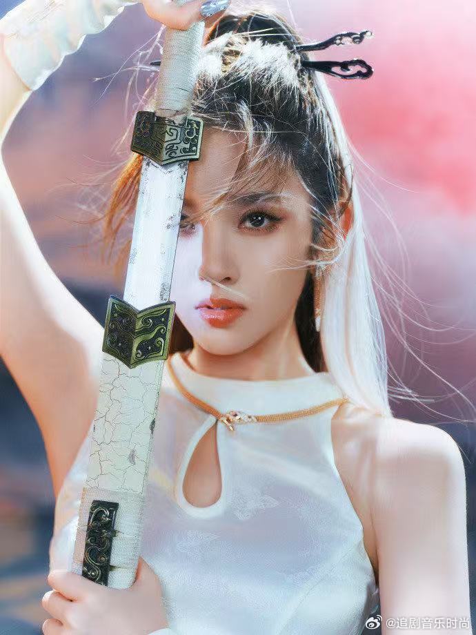 唐艺昕江湖侠女造型  今晚乘风舞台最惊喜的就是唐艺昕这个侠女造型！甜飒交织的反差