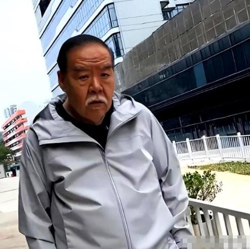 郑则仕遭遇破产，公司背负了1700万元债务，在陷入困境的时候，他给曾经的好友周润