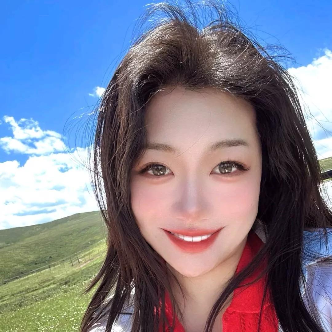 在草原上微笑，阳光正好，微风不燥治愈系草原风光 草原漫步照 草原氛围感照 草原甜