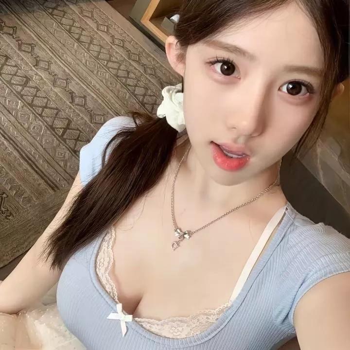 玉簪轻挽发，花钿映春光。玉簪写真 蝴蝶白玉簪 蓝花玉簪 银边玉簪花 黄金玉簪 花