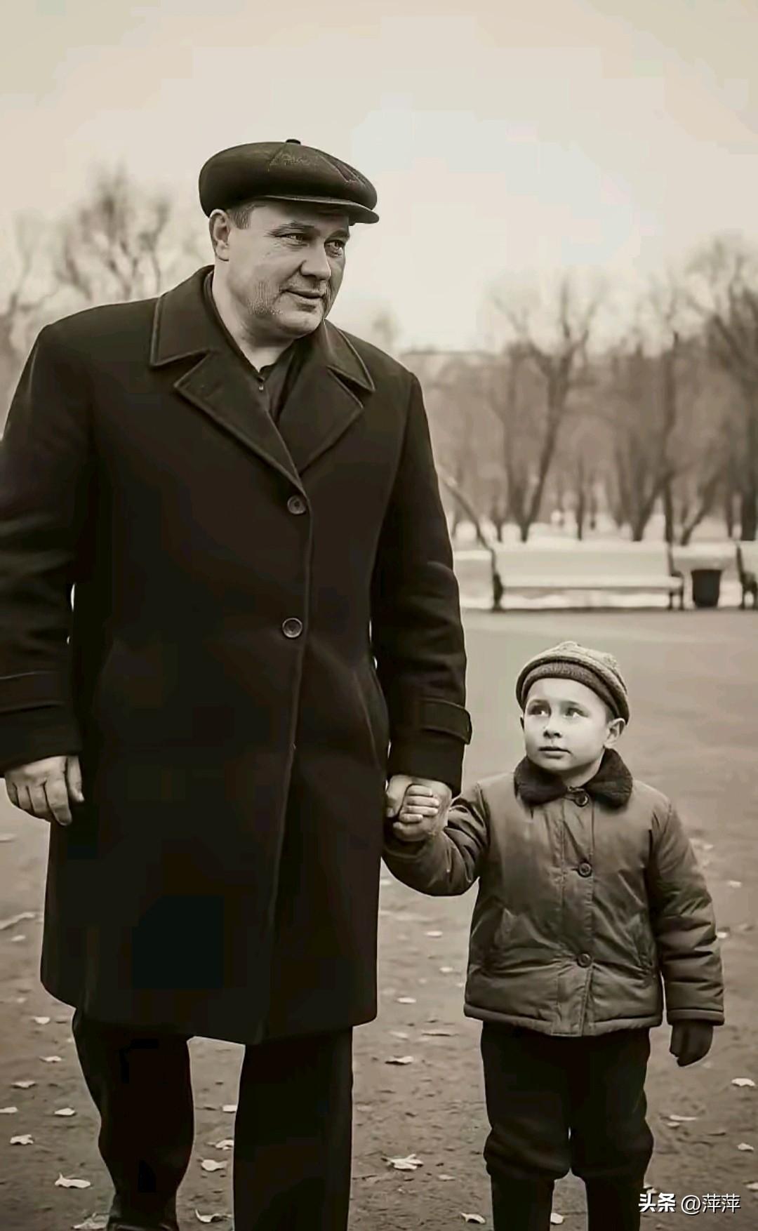 这张1957年拍摄于列宁格勒的黑白照片，是普京童年最具代表性的家庭影像之一。画面