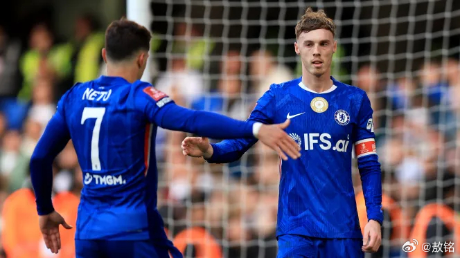 切尔西 帕尔默第一次戴上了队长袖标，他也承担起了责任，率领切尔西在足总杯7-0轻