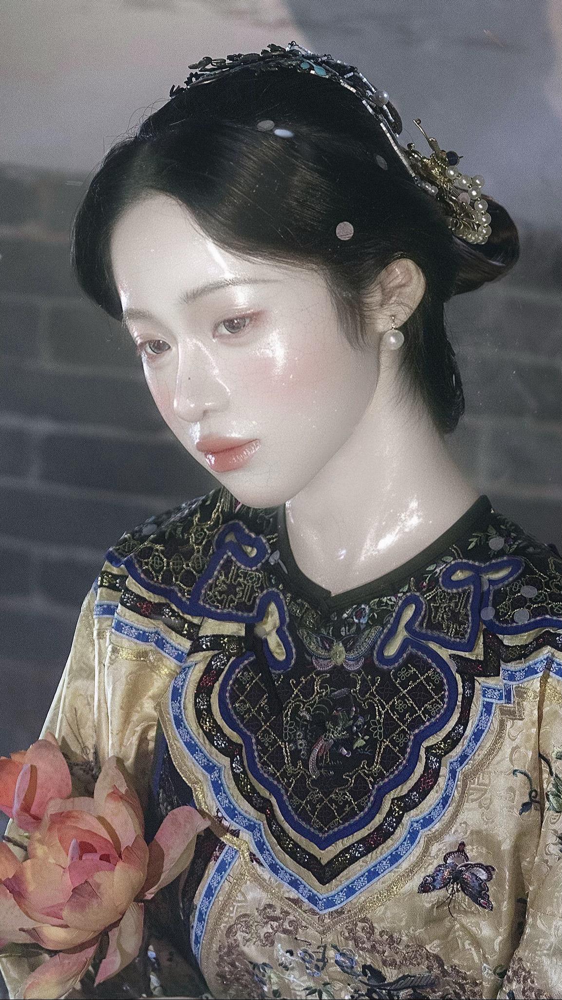 “东方瓷娃娃”出镜：青提 妆造：穆然 服装：溪山亭