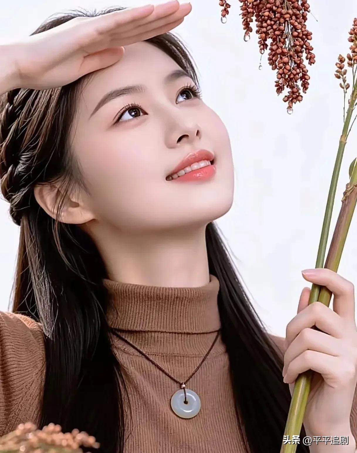  高粱穗熟，把秋天的温柔握在手里。
秋日美景拍照 秋日玉米地拍照