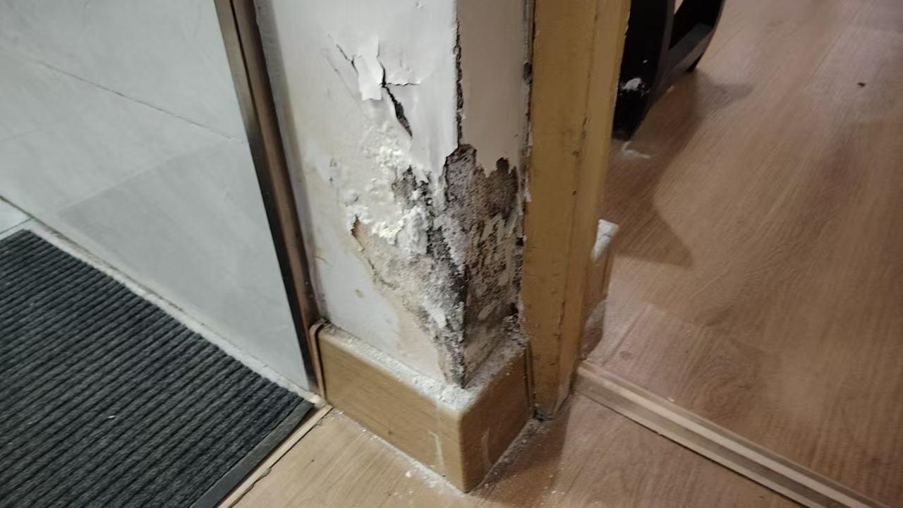 2023年3月，我家五楼房屋完成装修。装修后不久，我发现家中水表出现缓慢自转的异