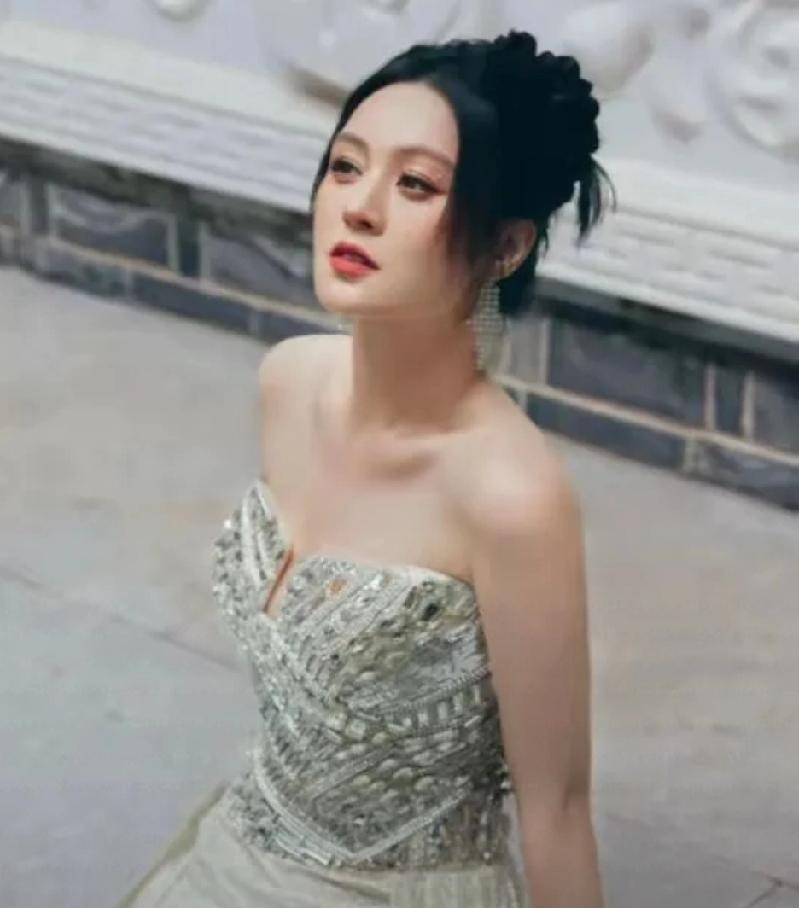 月入千万却不敢停歇？
网红唐艺揭秘：
70人团队背后的压力与责任  
昨晚偶然刷