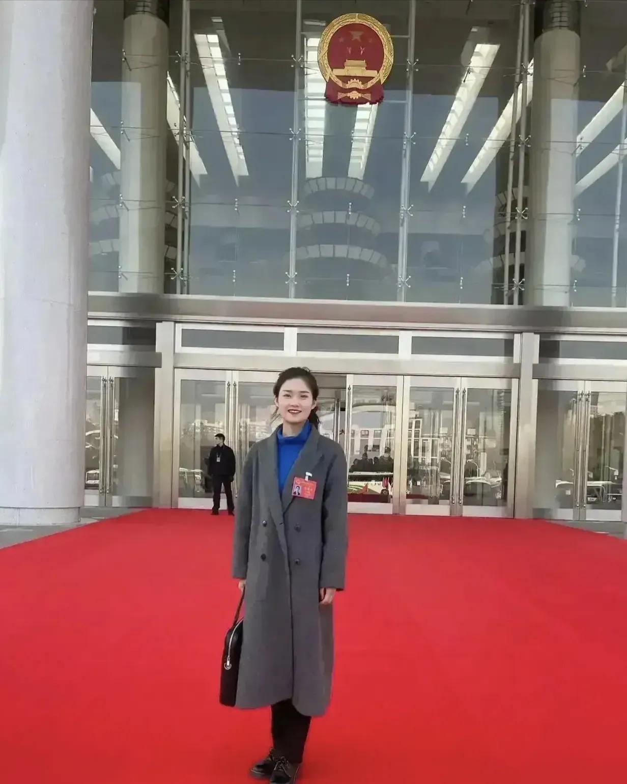 猜猜照片里的美女是谁，看起来好亲切，好熟悉，你知道她的名字吗？#娱乐# #明星#