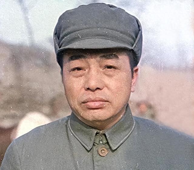 1933年，彭德怀请客人吃饭，竟然用洗脚盆盛菜，中央批评他太不讲卫生。
 
那年