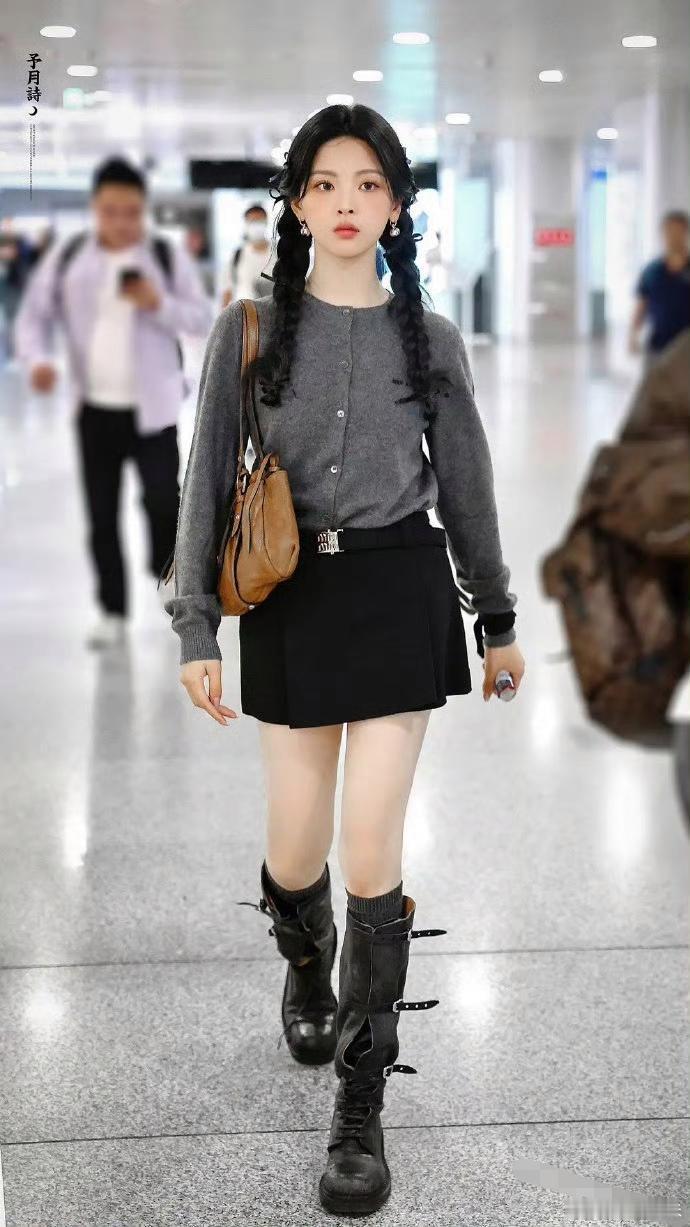 杨超越非常适合 Miu Miu 的风格。 