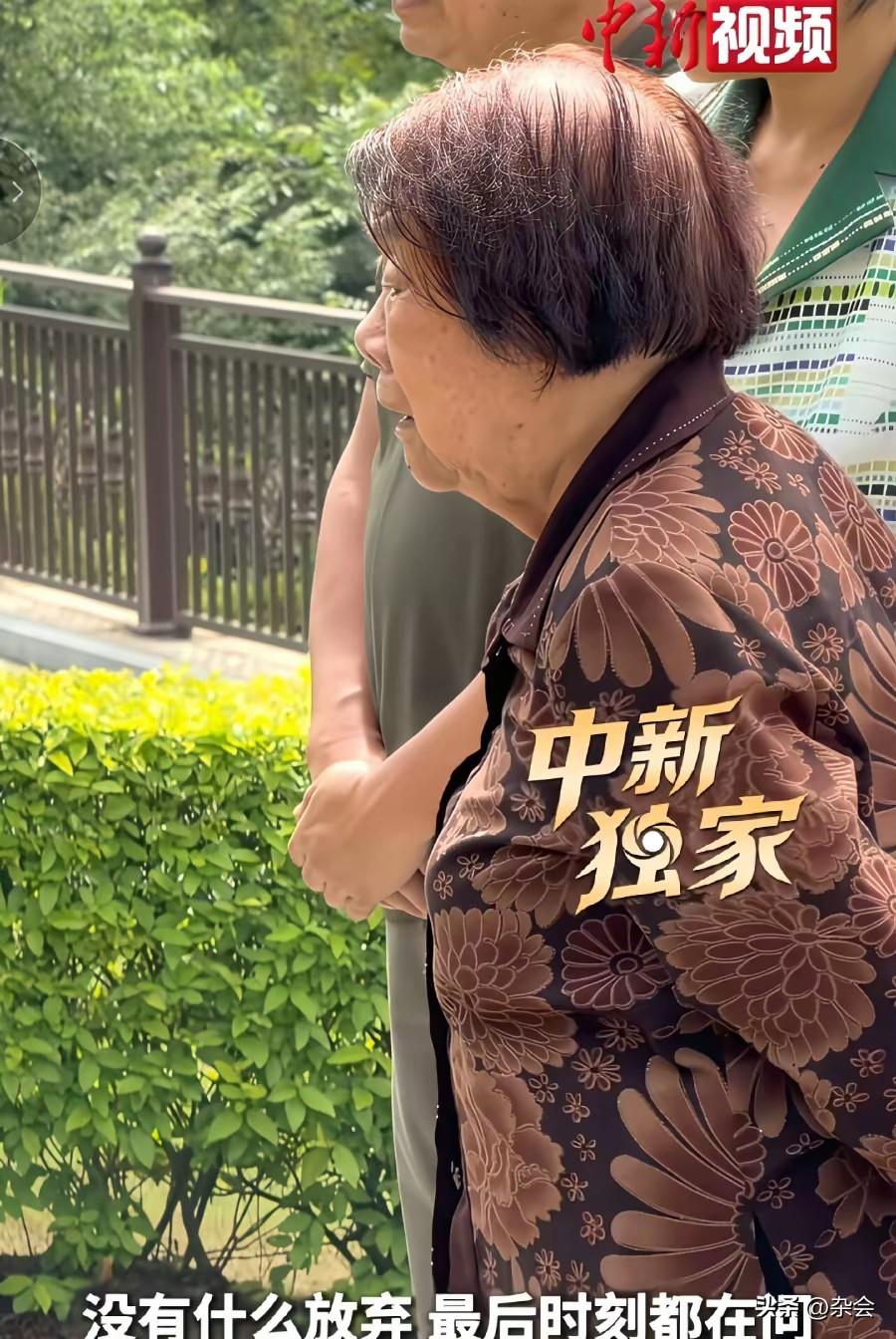 几步路走了一分钟，推开搀扶的手，只为以最体面的姿态站到他面前……邓则奶奶在墓前的