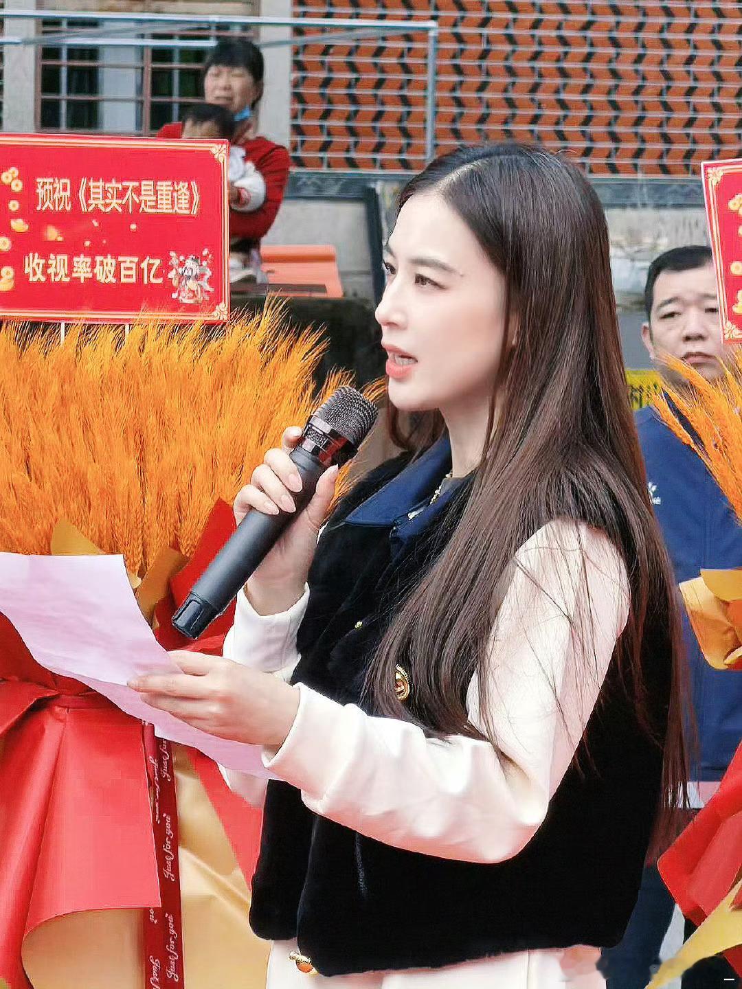 黄圣依饶雪漫首搭短剧开机谁能想到我的两个青春回忆居然合体了！黄圣依的荧幕灵气+饶