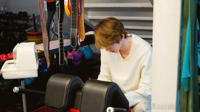 王源的主线任务练王源健身照 王源健身照，谁懂这个王源健身和练琴同时并行的含金量呢