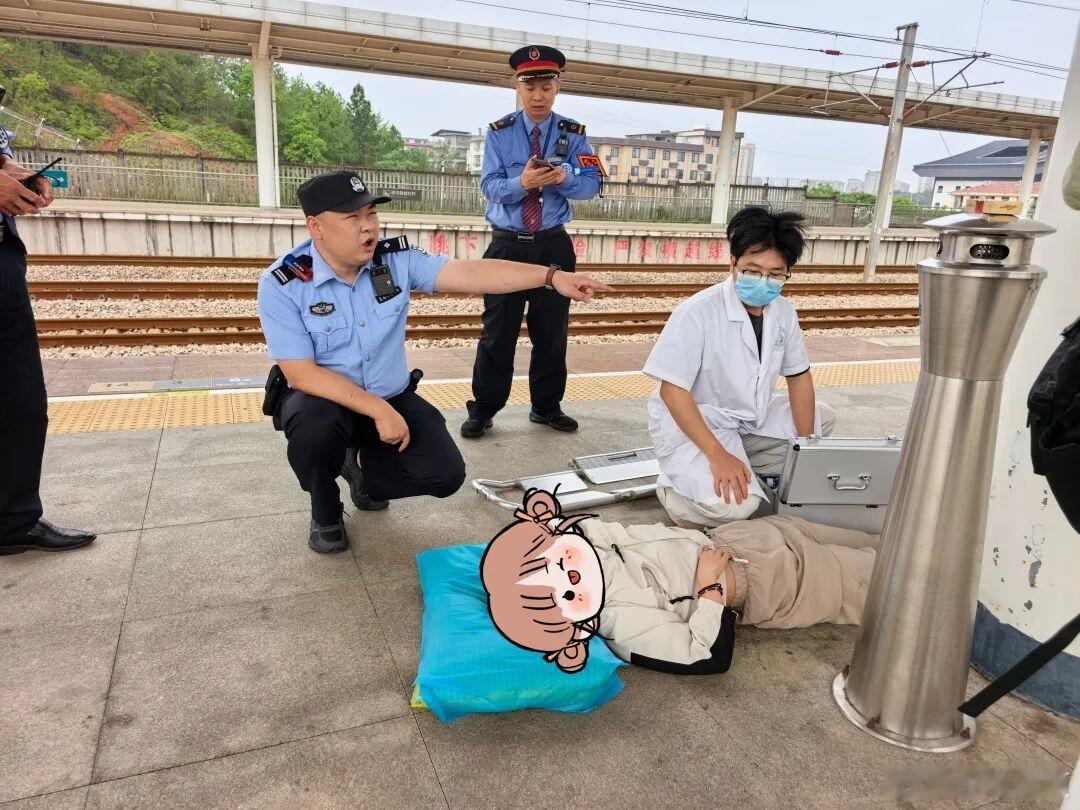 【赣州民警20分钟极速救助患病旅客 】近日，江西于都火车站站台发生暖心救援一幕，