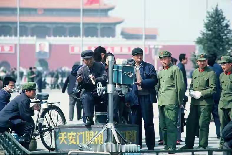 1978年，天安门广场上的国营照相亭。😆 