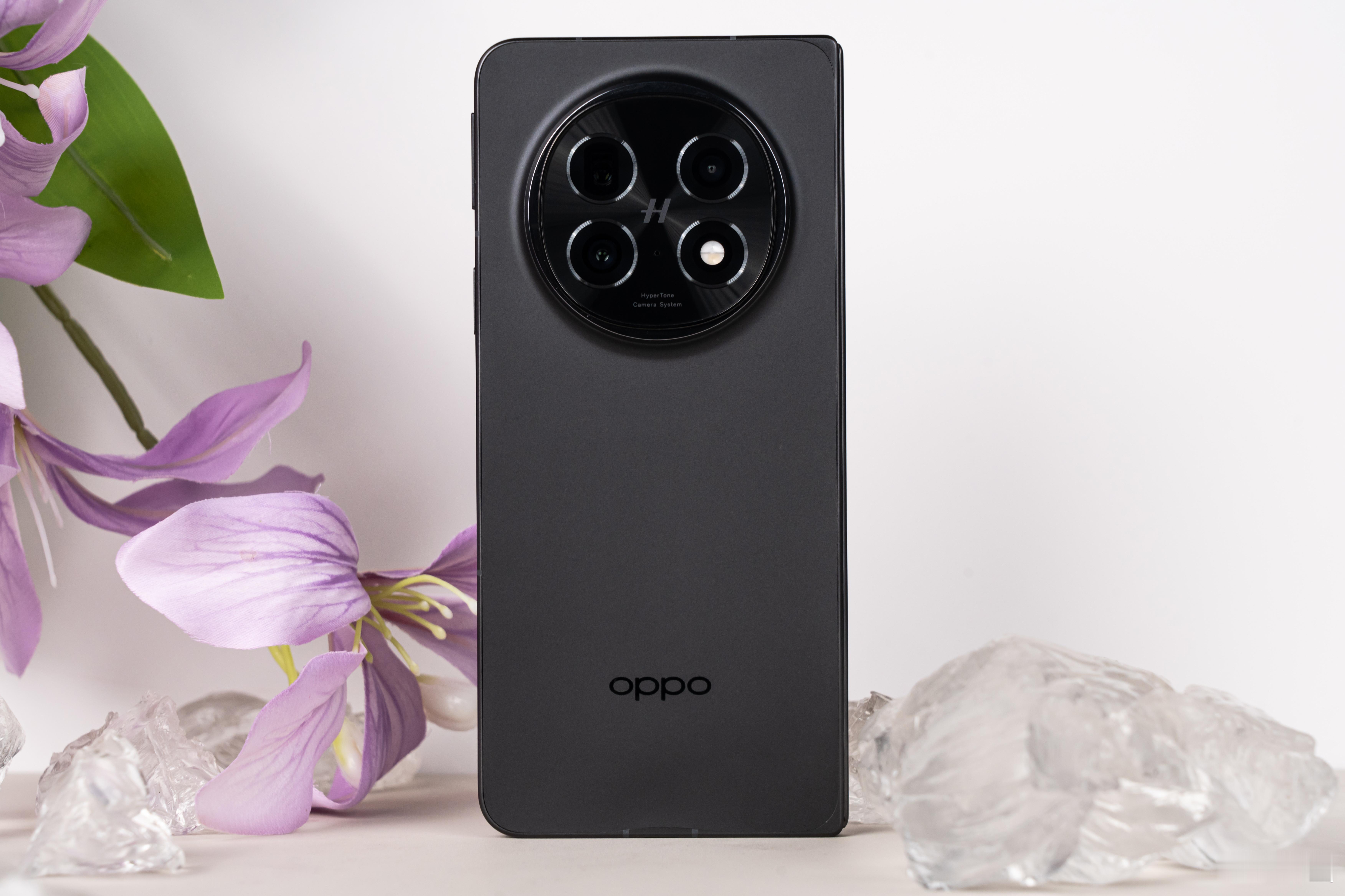 来感受下OPPO Find N5有多薄折叠后的厚度直接堪比直板旗舰机【缎黑】配色