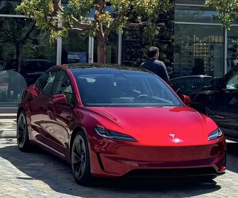 【新款特斯拉Model 3高性能版实车首曝 预计二季度发布】近日，社交媒体上曝光