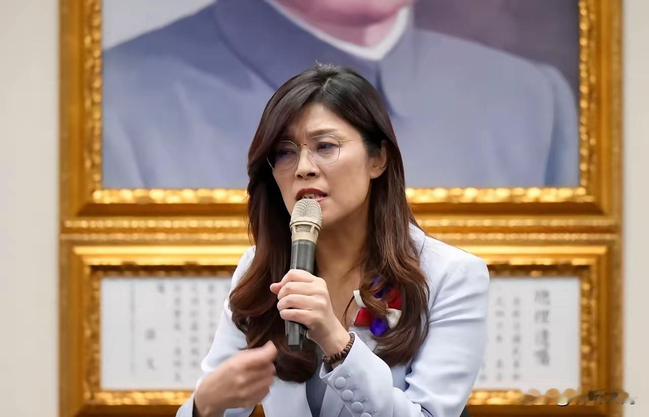 从不认可到高度认可，郑丽文究竟做了什么让丘毅高度肯定！答案就是她的反“独”硬操作